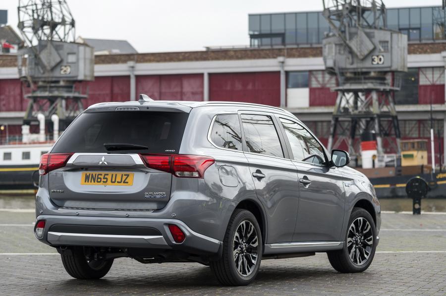  Mitsubishi Outlander PHEV 2015 года  (UK) (фото 4 из 31)